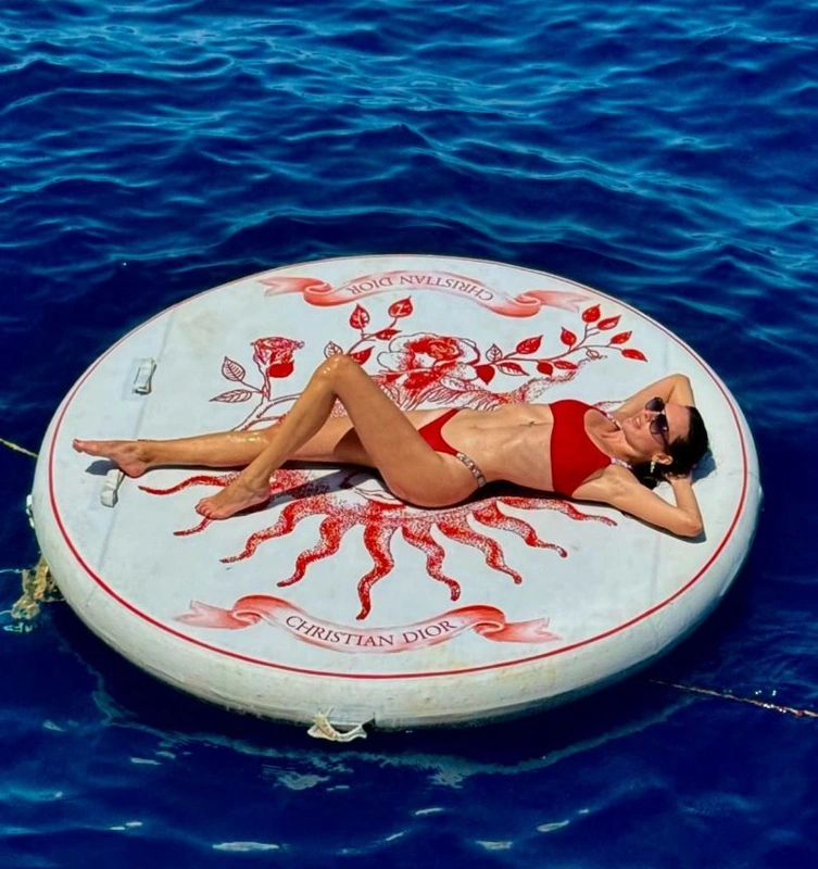 Kırmızı bikinisiyle güneşin tadını çıkardı