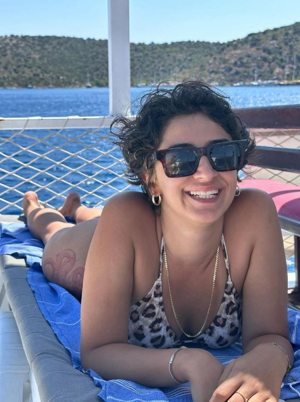 Son olarak, fotoğraf sanatçısı Sayna Soleimanpour ile yeni bir aşka yelken açtı.