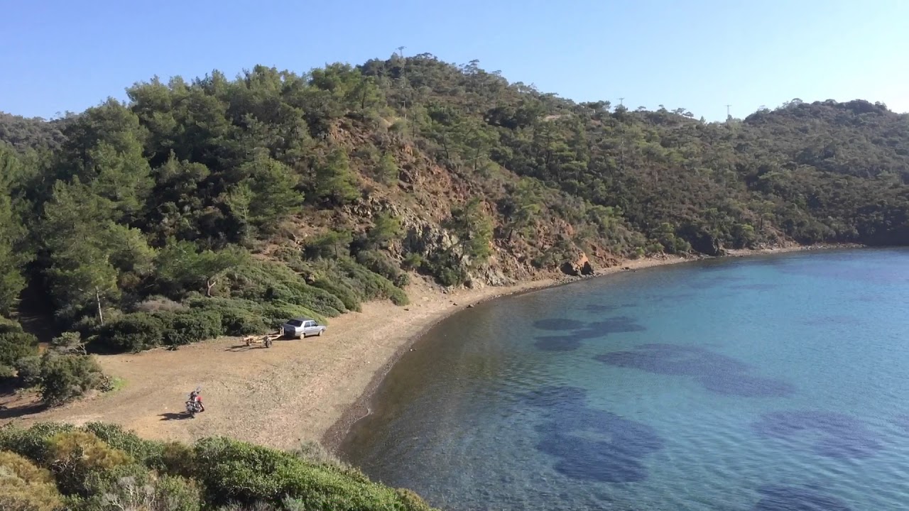 5. Bencik Koyu: Marmaris'in en sakin koylarından biri olan Bencik Koyu, doğaseverler için ideal bir yerdir. Çam ormanları ile çevrili koyda, denize girmenin ve doğanın tadını çıkarmanın keyfini çıkarabilirsiniz. Koya karayolu ile ulaşım mümkün olup, herhangi bir tesis bulunmamaktadır.