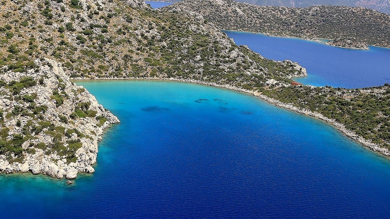 3. Saksılı Koyu: Turkuaz denizi ve yemyeşil doğası ile Saksılı Koyu, Marmaris'in saklı kalmış cennetlerinden biridir. Caretta caretta kaplumbağalarının da ziyaret ettiği koyda, denize girmenin keyfini çıkarabilir, doğa yürüyüşlerine çıkabilirsiniz. Koya karayolu ile ulaşım mümkün olup, şezlong ve şemsiye kiralama imkanı da mevcuttur.