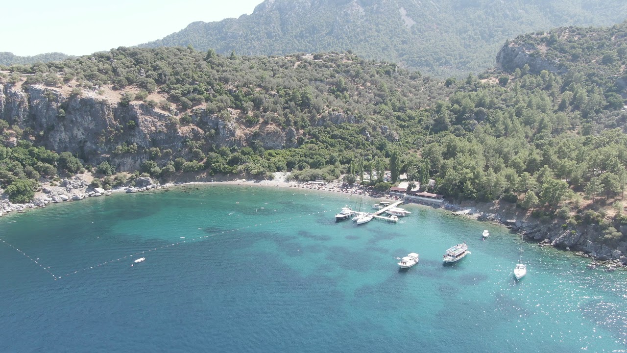 11. Amos Koyu: Amos Koyu, bohem atmosferi ve el değmemiş doğasıyla Marmaris'in en özel koylarından biridir. Çakıllı plajı ve berrak denizi ile sakin ve huzurlu bir tatil arayanlar için mükemmel bir seçimdir. Koyda ayrıca kamp yapmak için de uygun alanlar bulunmaktadır.