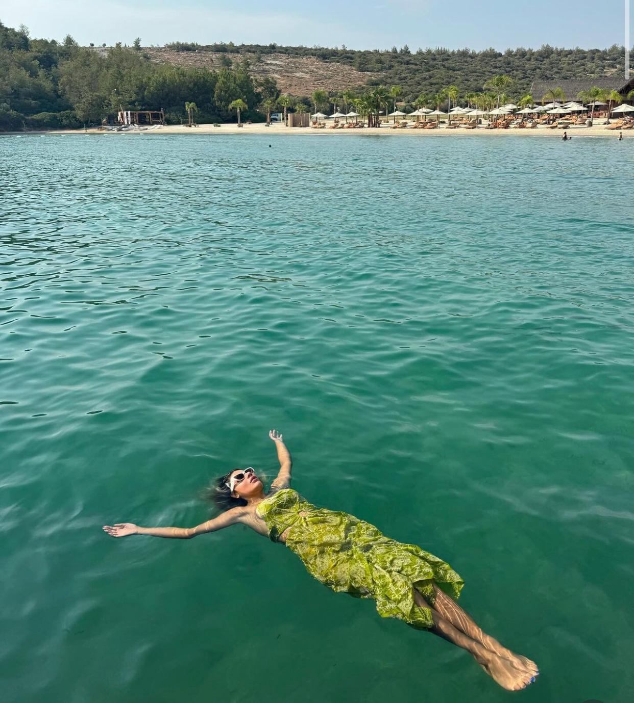 Candan, bu kez de tatil pozlarını paylaşarak takipçilerinden tepki aldı.