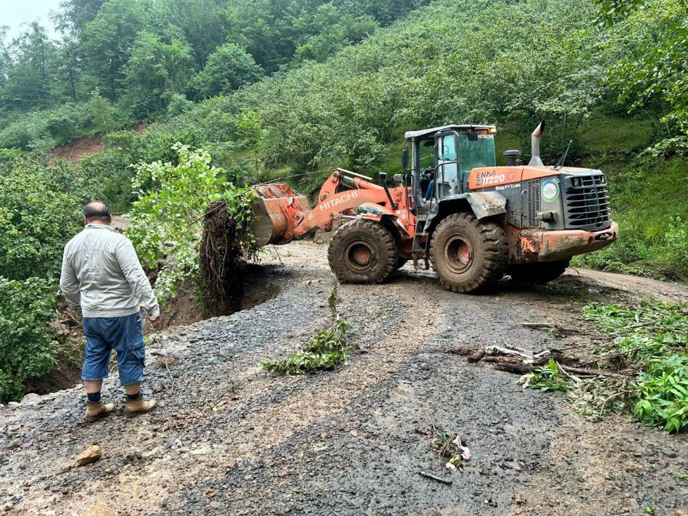 Çalışmalar kapsamında dere yatakları ve yollar temizlenirken oluşan heyelanlara müdahale ediliyor.