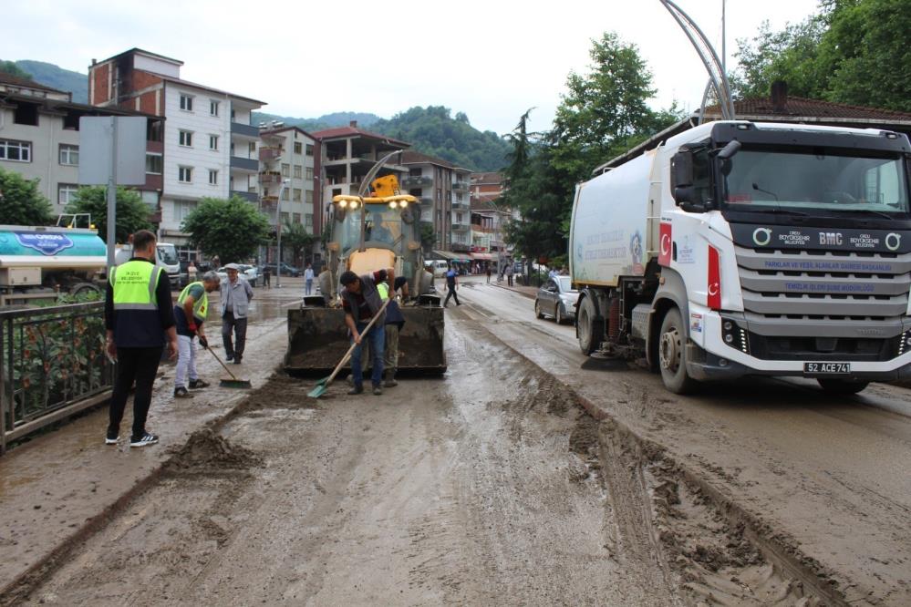 Yağışın ilk anından itibaren Büyükşehir Belediyesi ekipleri, yağışının etkisini yitirmesi ile çalışmalarına yoğunluk verdi. 