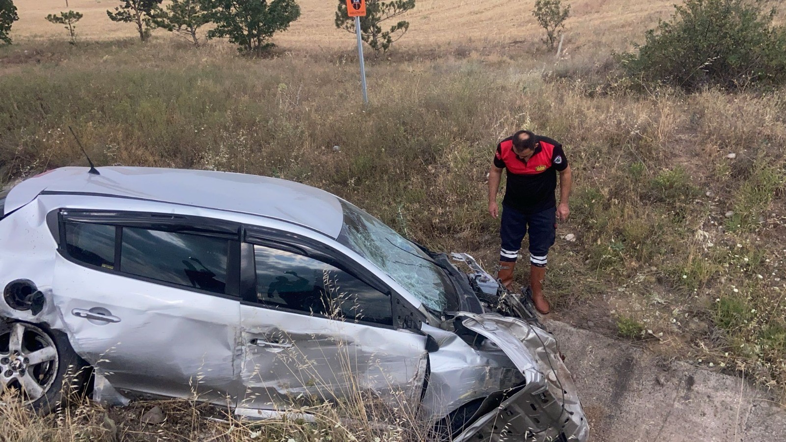 Otomobil Su Kanalına Düştü, Sürücü Yaralandı 2