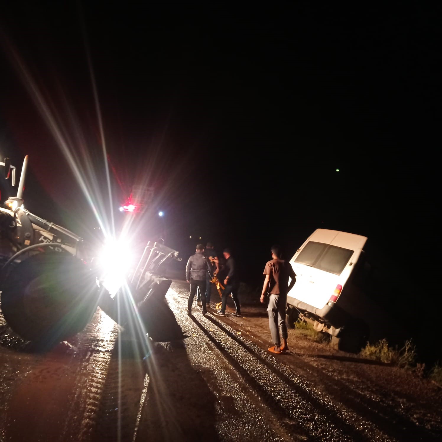 Özalp'ta Sele Kapılan Minibüs Devrildi 3 Yaralı (1)