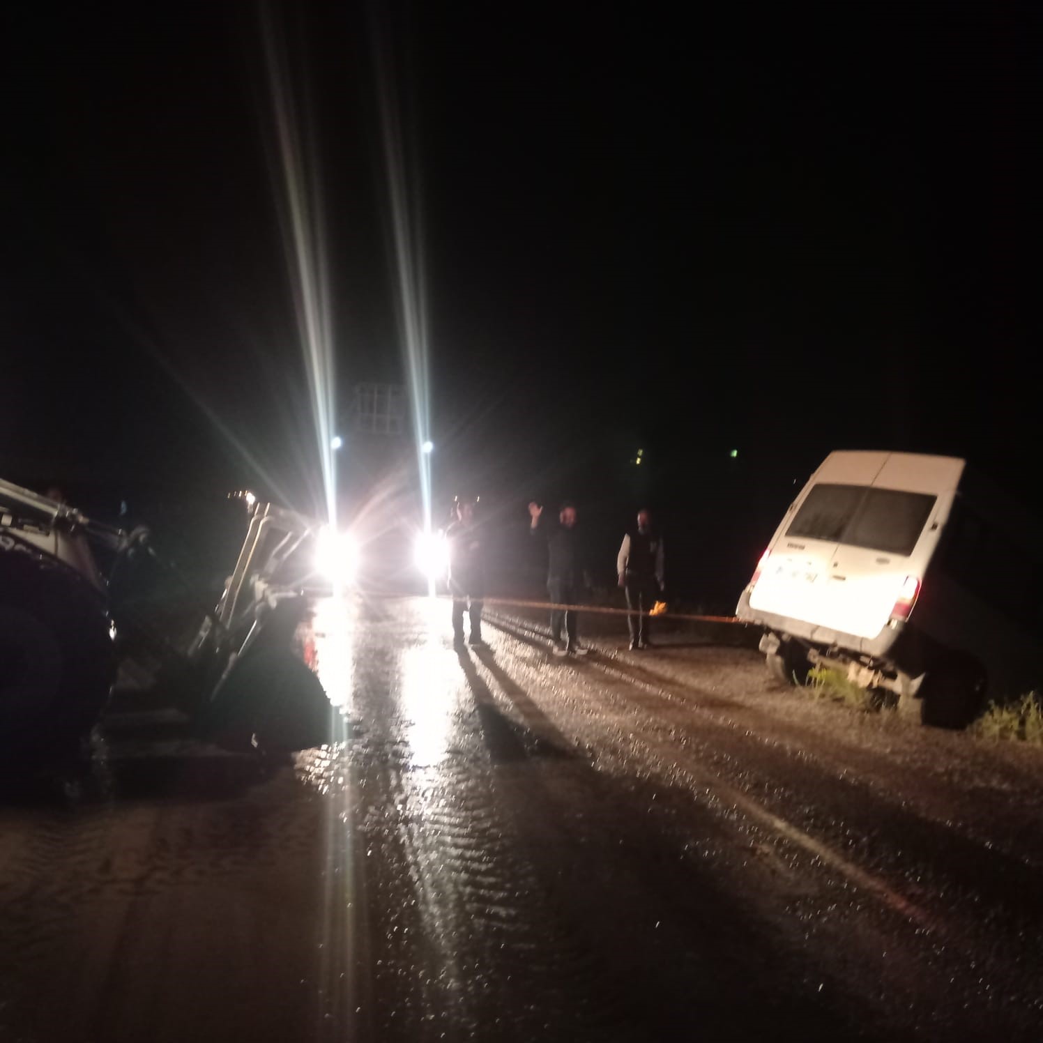 Özalp'ta Sele Kapılan Minibüs Devrildi 3 Yaralı (3)