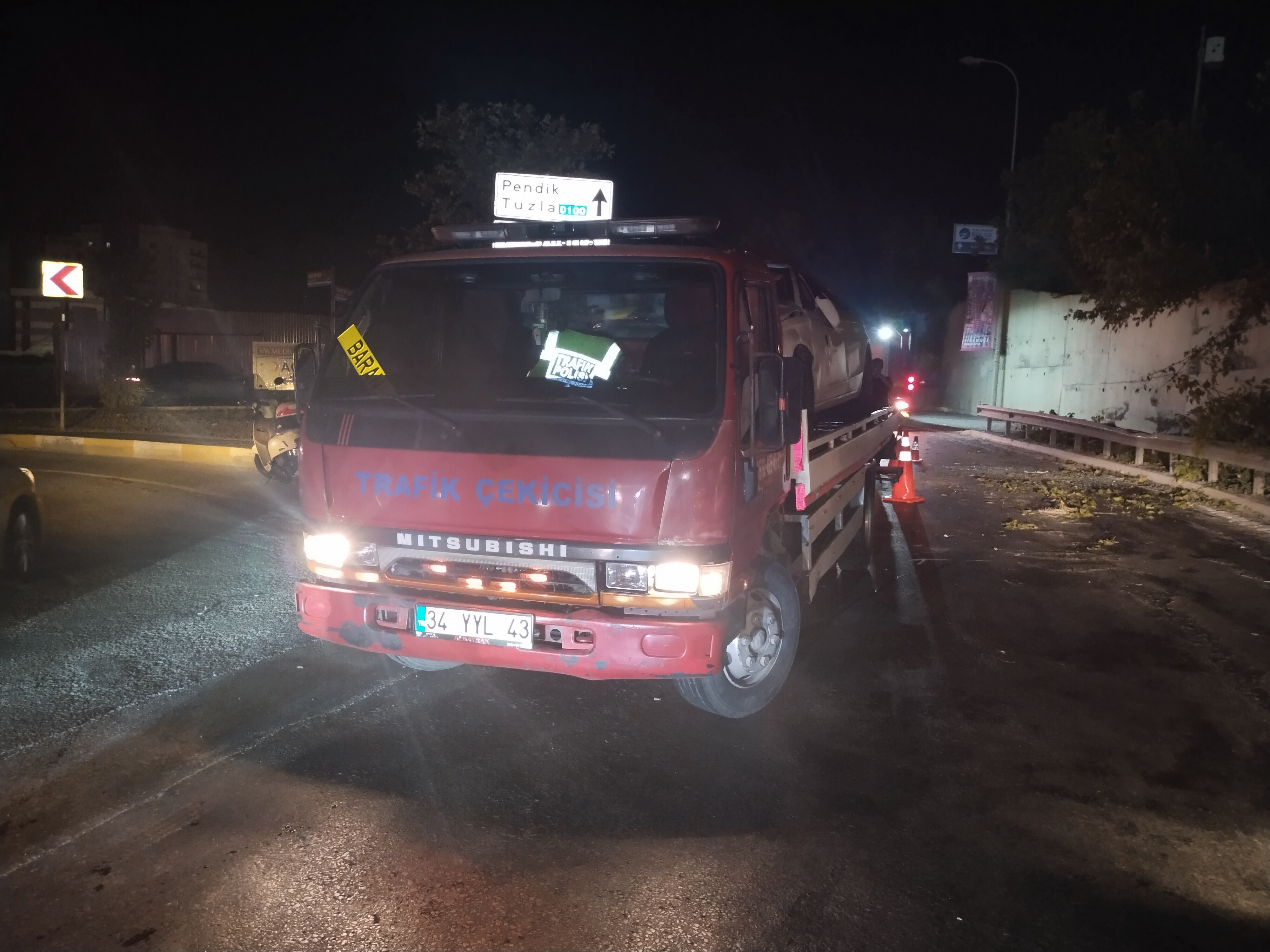 Pendik'te Kontrolden Çıkan Otomobil Bariyeri Aşıp Yola Devrildi