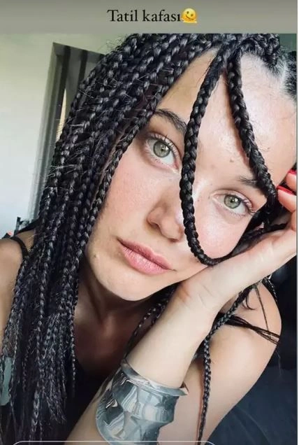 Bu fotoğrafta, Deniz'in yeni imajı dikkat çekiyordu. Ünlü oyuncu, saçlarına yaptırdığı Afrika örgüsüyle bambaşka bir görünüme bürünmüştü.