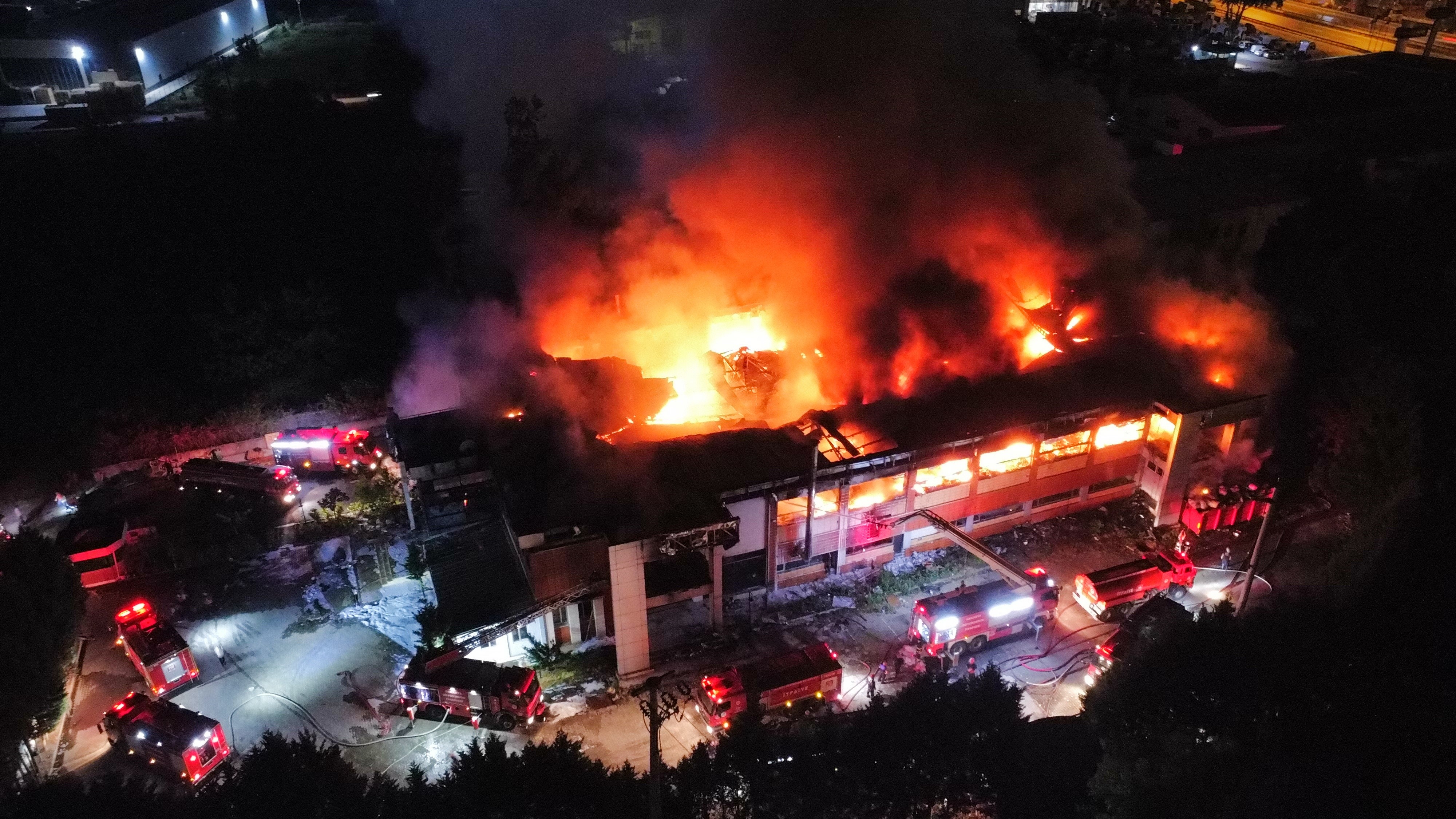 Sakarya'daki Fabrika Yangını Havadan Görüntülendi (4)