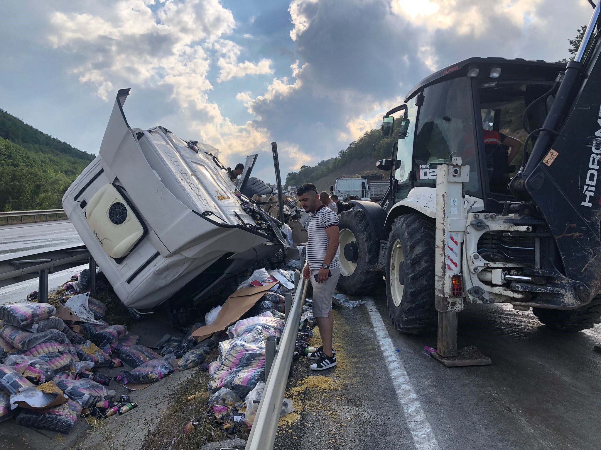 Samsun'da Makarna Yüklü Tır Devrildi2