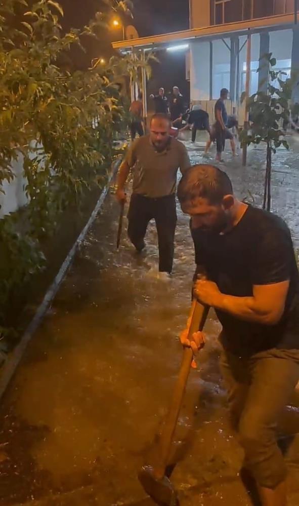 Mahalle sakinleri, sel sularının cami içerisine girmemesi için mücadele verdi. İlçenin birçok mahallesinde zemin kattaki evler sular altında kaldı.