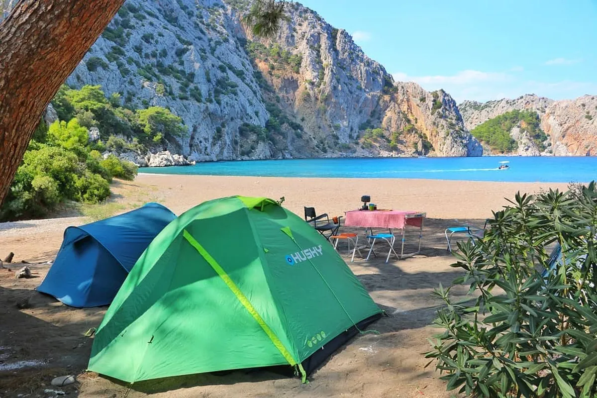 Kamp: Bazı koylarda kamp yapma imkanı bulabilirsiniz.