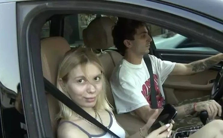 Geçtiğimiz akşam, Tilki Etiler'de arkadaşıyla birlikte görüntülendi. Posta'nın haberine göre, Tilki, şoförü olmadığı için sık sık arkadaşıyla birlikte geziyor ve aracını yine arkadaşına kullandırıyordu.