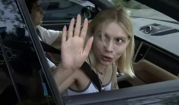 Soruları yanıtsız bırakıp hızla uzaklaştı