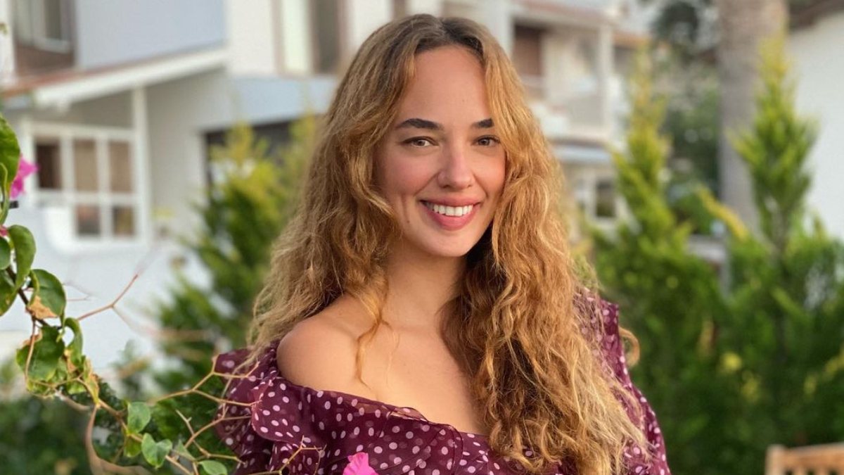 Seda Bakan Dekoltesiyle Goz Kamastirirken Elbisenin Fiyati Dudak Ucuklatti2