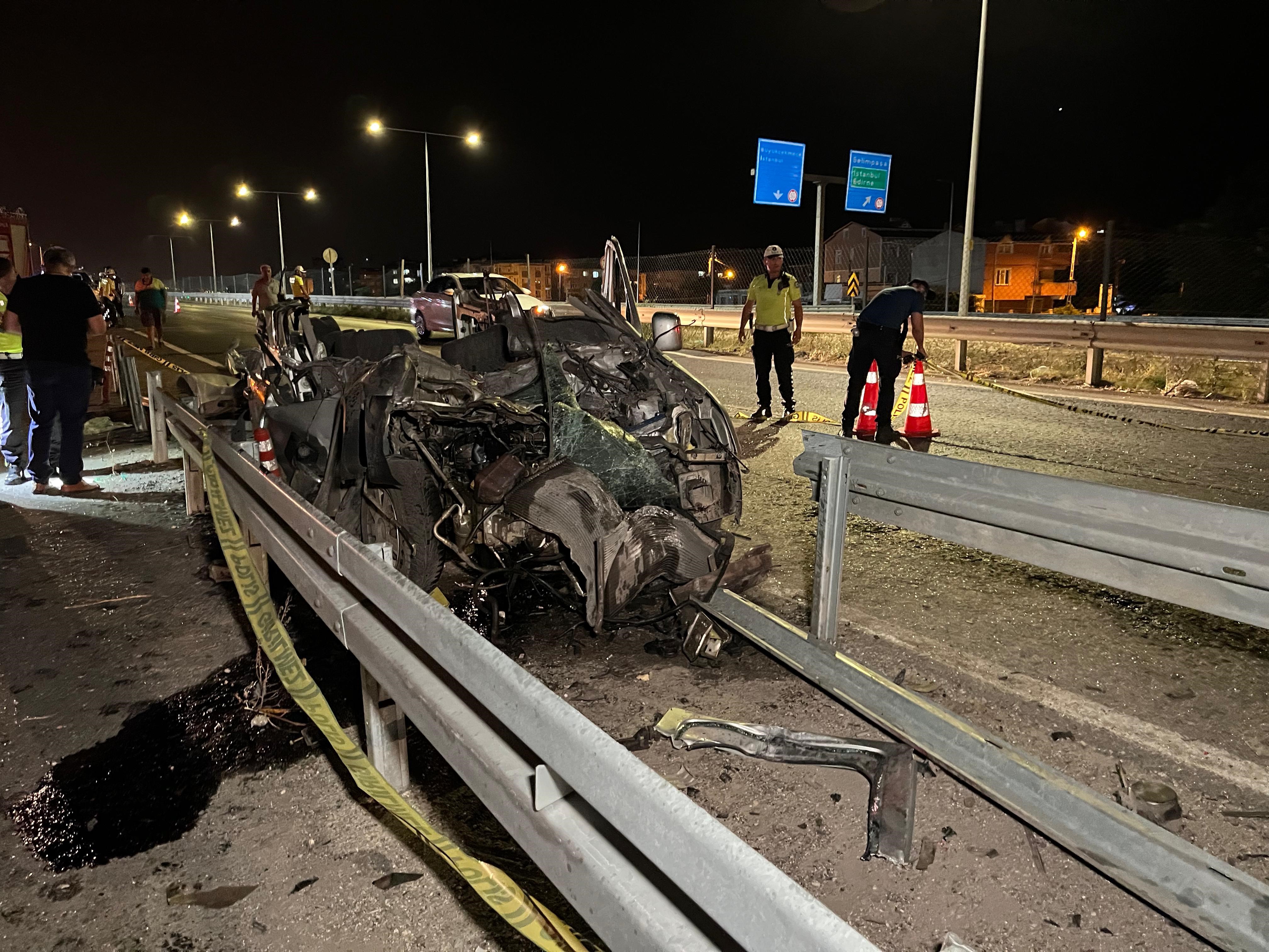 Silivri'de Araç Bariyere Çarptı 1 Ölü, 1 Yaralı (4)