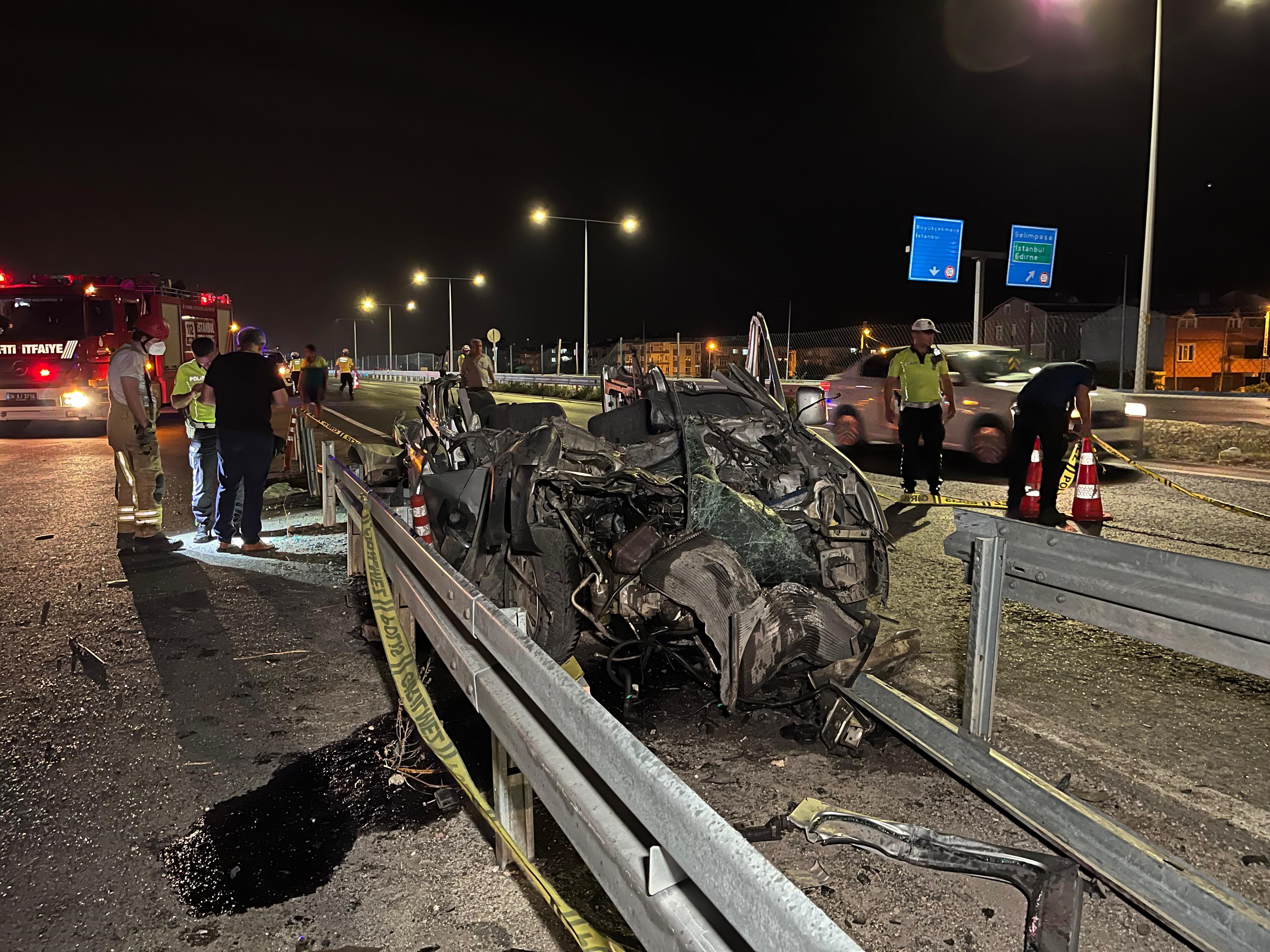 Silivri'de Araç Bariyere Çarptı 1 Ölü, 1 Yaralı (5)