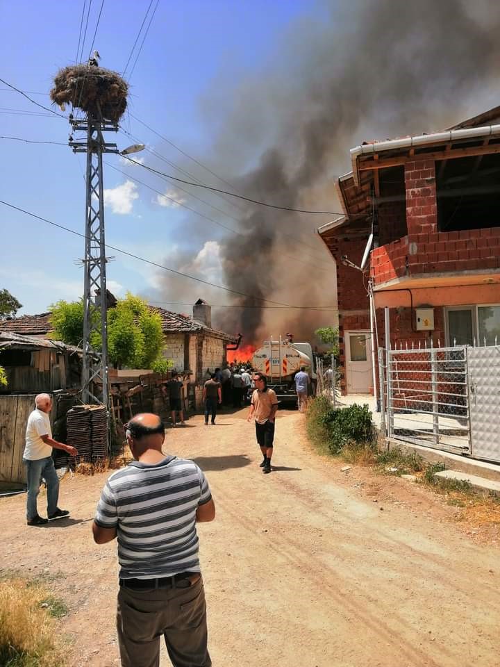 Olay yerine itfaiye ekipleri, Orman İşletme arazözleri, AFAD, jandarma, sağlık ve YEDAŞ ekipleri sevk edildi.