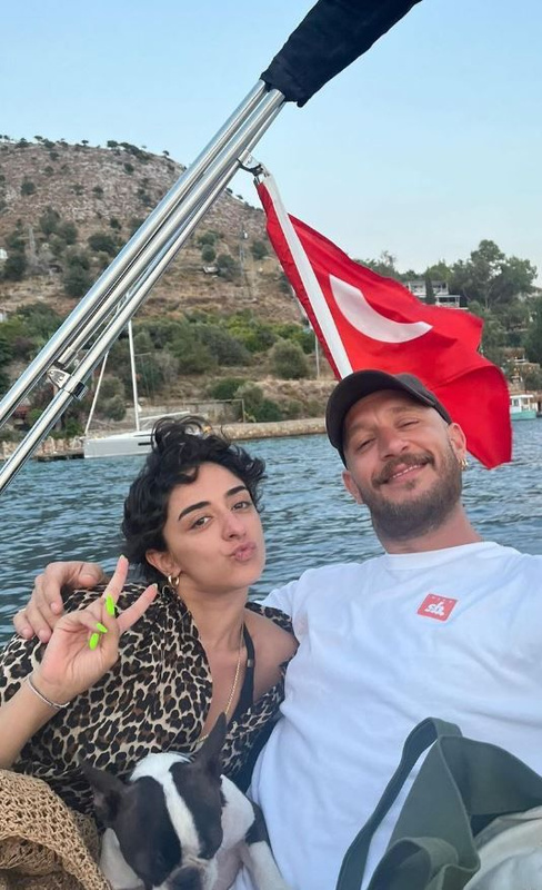 37 yaşındaki oyuncu, tatil fotoğraflarını ve sevgilisiyle olan mutlu anlarını paylaşarak, sosyal medya üzerinden takipçileriyle etkileşimde bulundu.