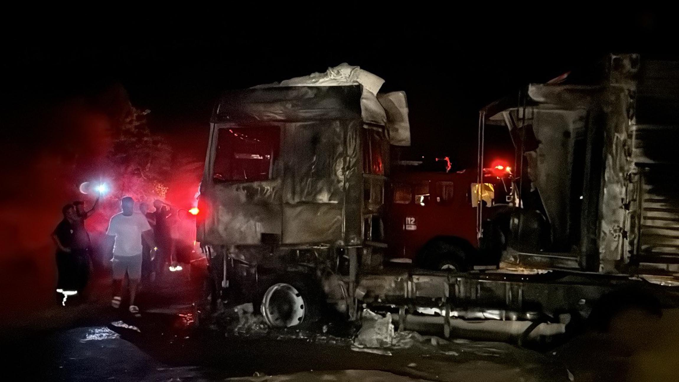 Tekirdağ’da Buğday Yüklü Tir Ile 300 Dönüm Tarım Arazisi Yandı (4)