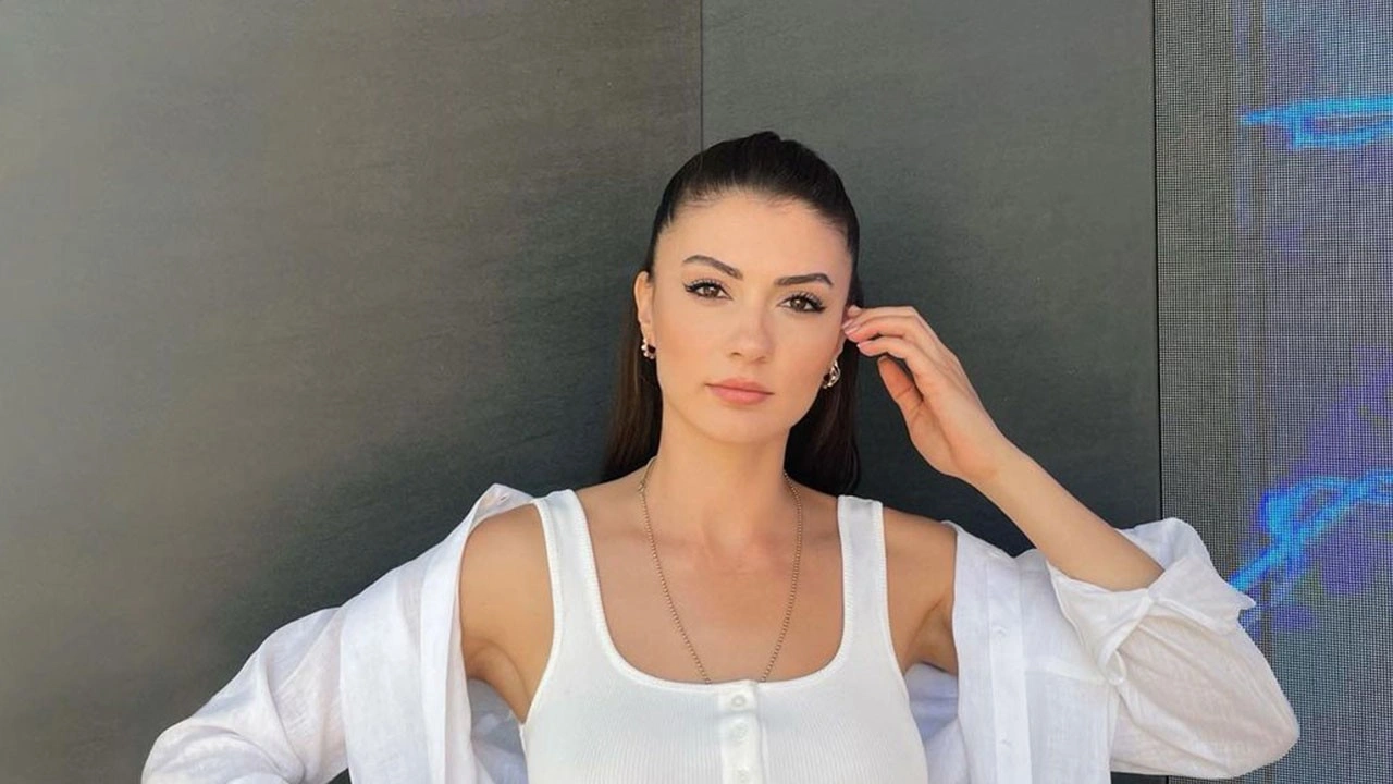 Yazın Kraliçesi Burcu Özberk - Meme Ucu