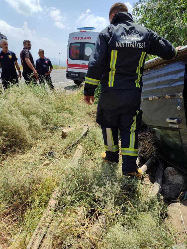 Haber verilmesi üzerine bölgeye ambulans, jandarma Muradiye İtfaiye Grup Amirliği ekipleri sevk edildi.