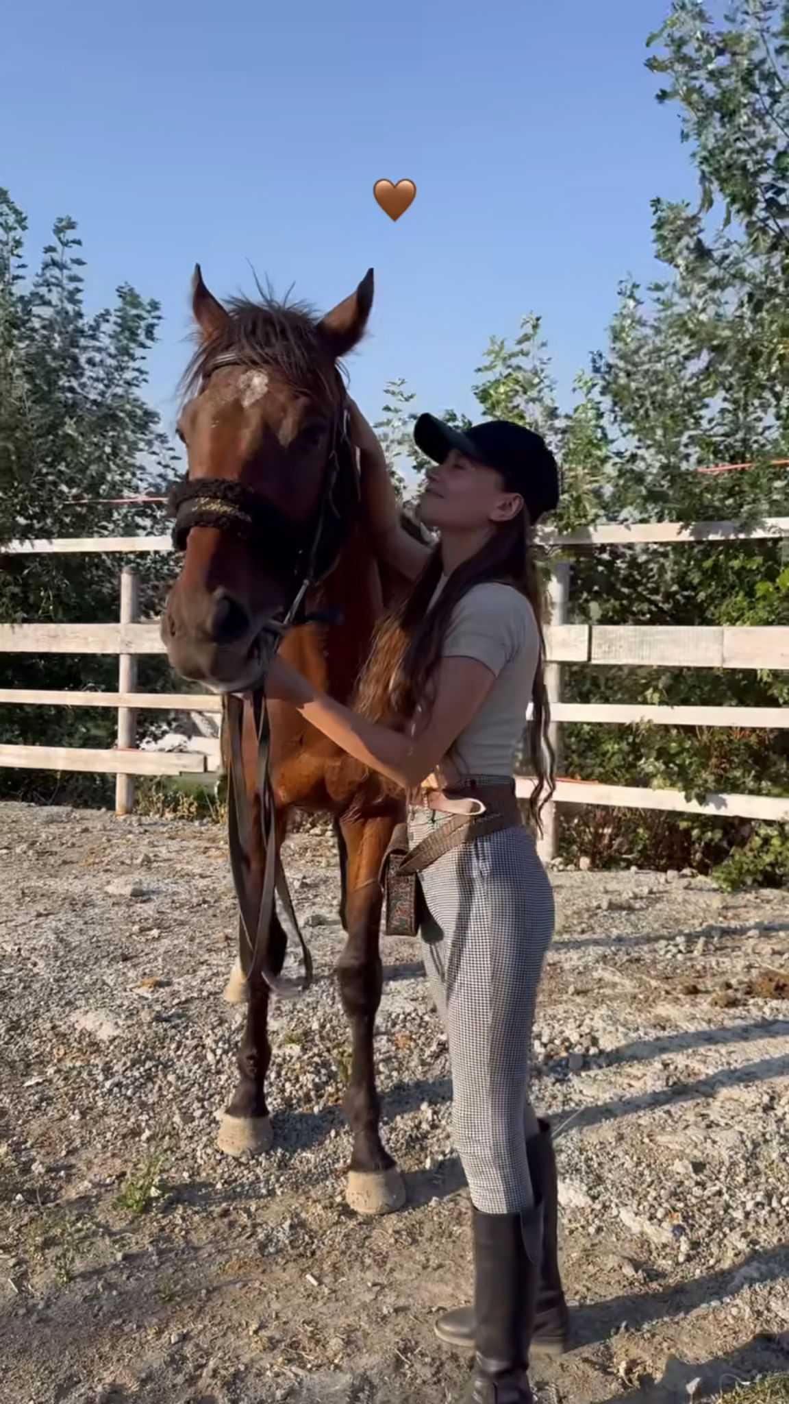 Kan Çiçekleri'nin güzel oyuncusu Yağmur Yüksel Ata binmenin keyfini çıkardı