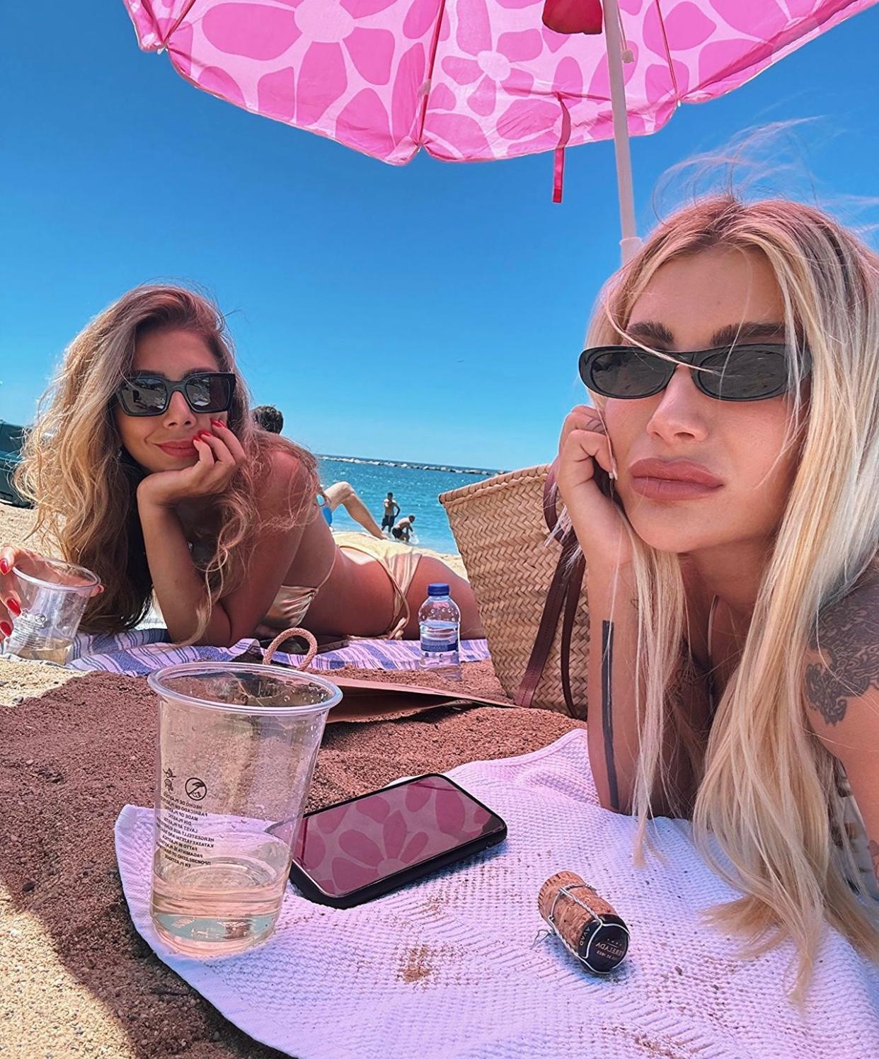 Bikinili fotoğraflarını da paylaşan ünlü şarkıcıya takipçilerinden beğeni ve yorum yağdı.