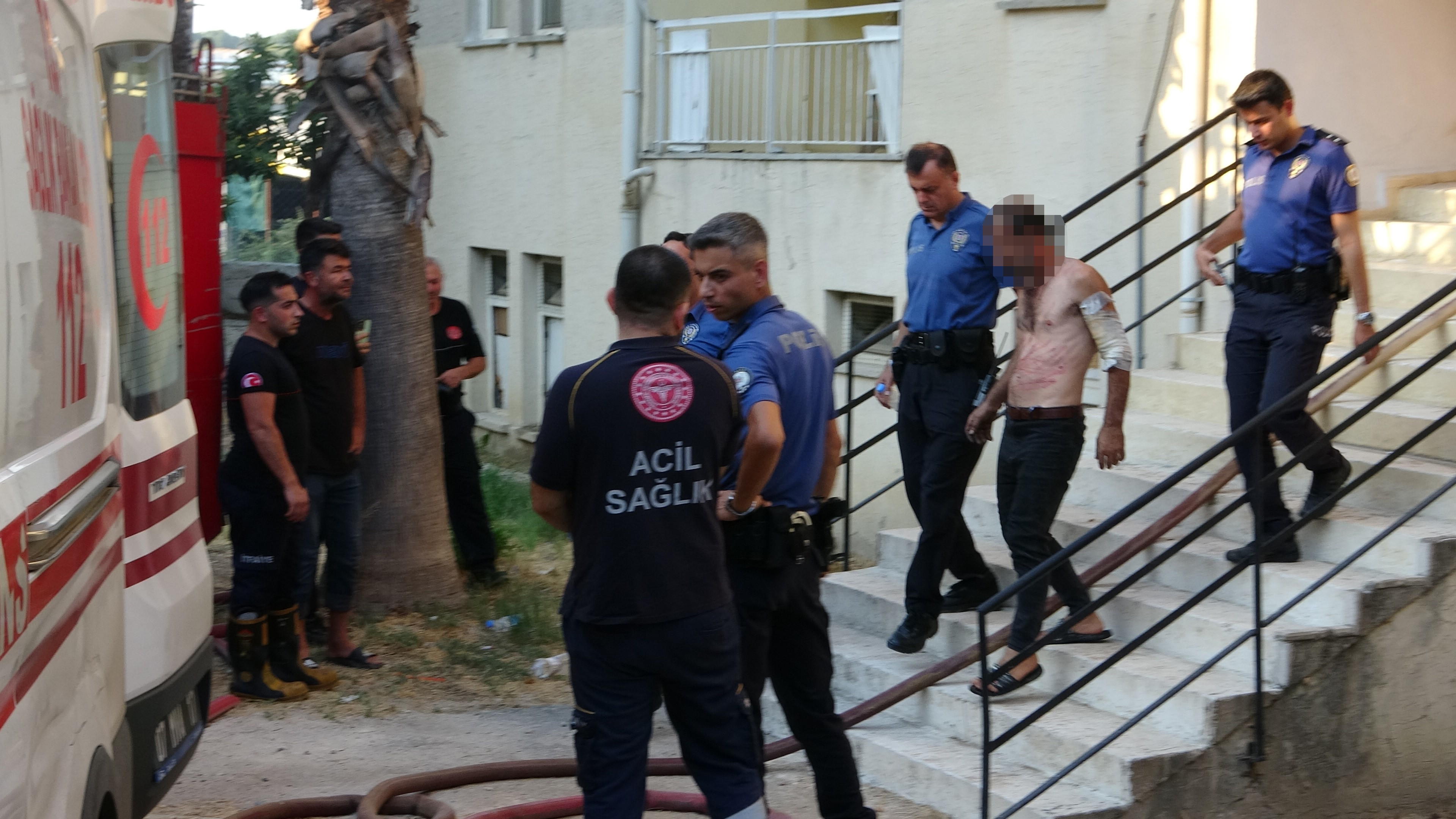 Yaşadığı Daireyi Ateşe Verdi, Linçten Polis Kurtardı (1)