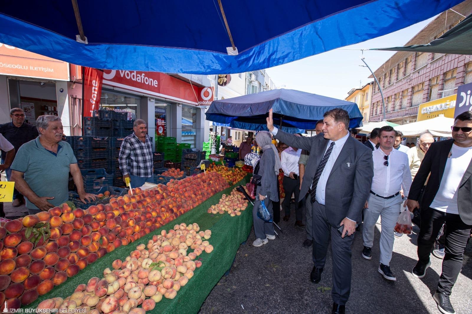 Salı Pazarı'nı da ziyaret etti