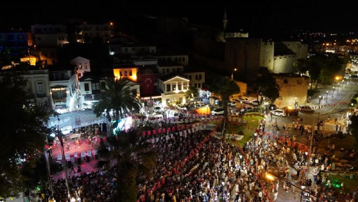 cumhuriyet Meydanı, Çeşme