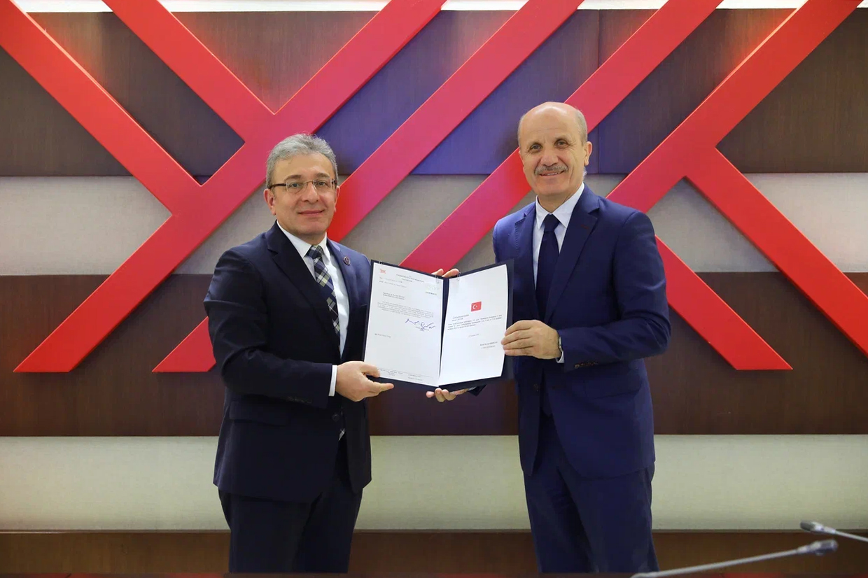 DEÜ’nün yeni rektörü mazbatasını aldı