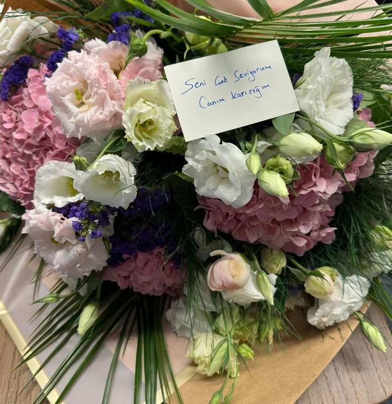 Eşinden doğum günü sürprizi: Çiçek ve mesaj