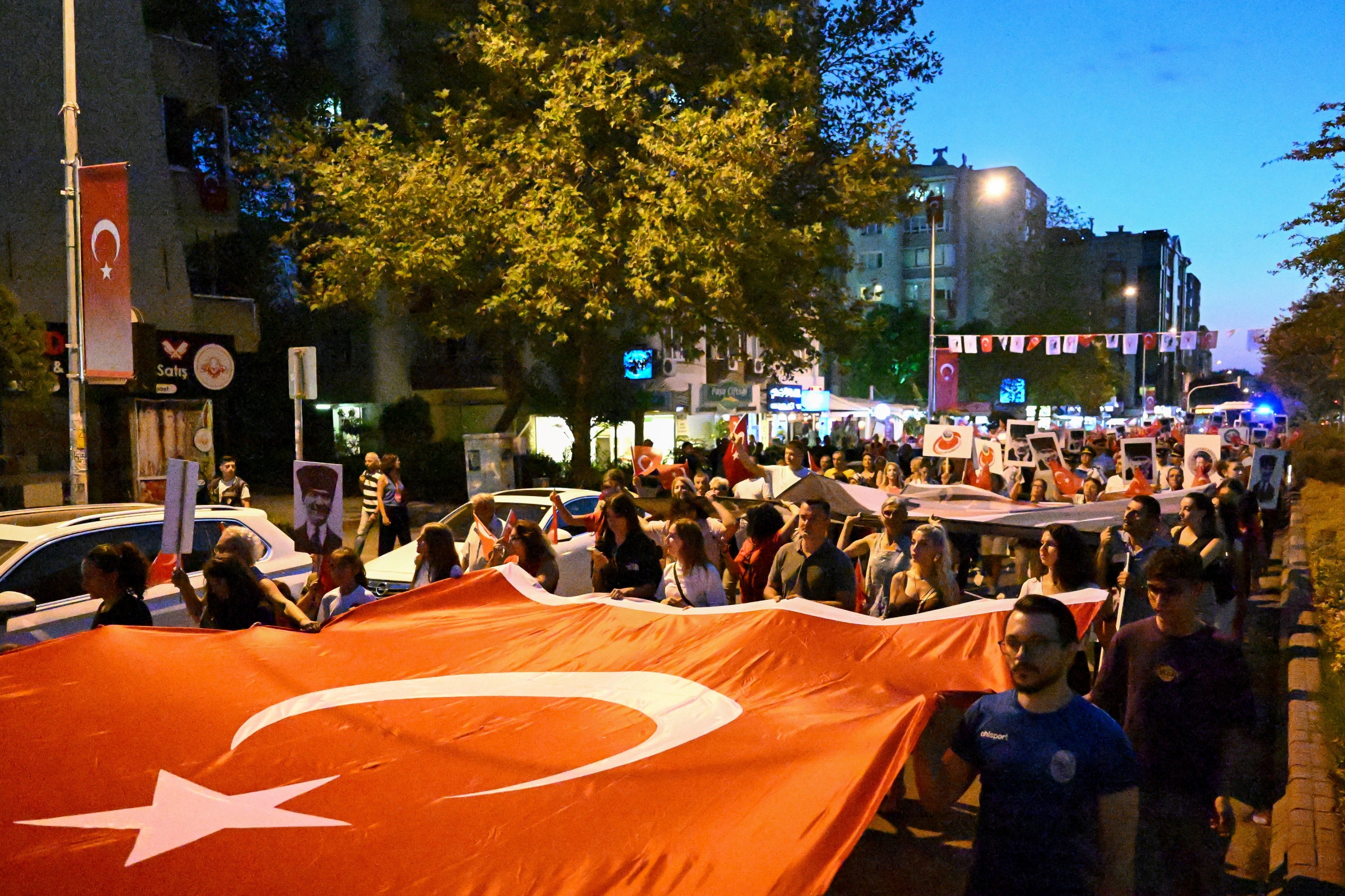 Mustafa Kemal Caddesi kırmızı-beyaza büründü