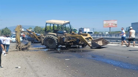 Aydın'da otobüs iş makinesine çarptı: 8 yaralı!