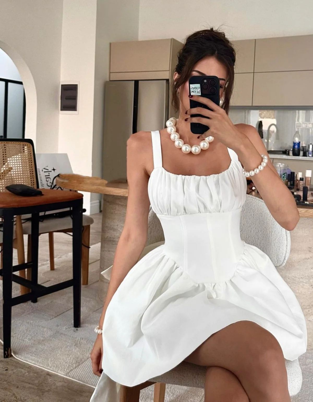 Talu'nun bu şık görünümü, hem moda hem de güzellik alanında trend belirleyici olarak değerlendiriliyor.