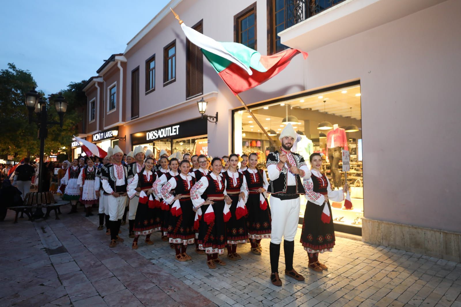 DÜNYA ÜLKELERİ FESTİVALE RENK KATTI