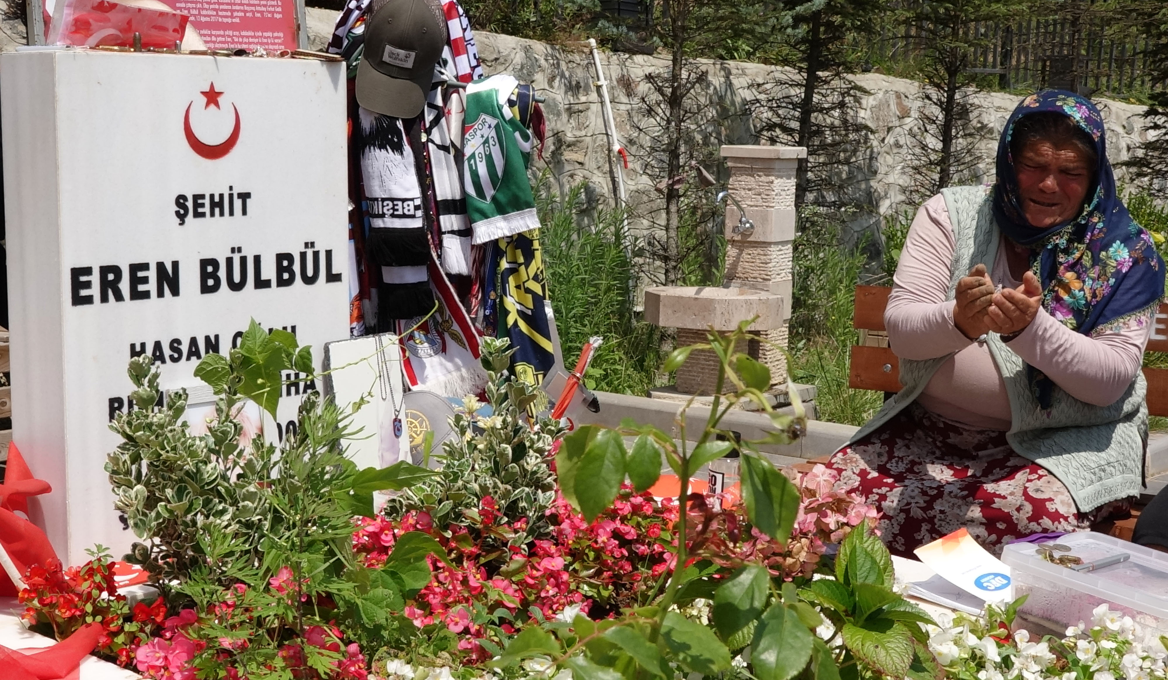 'EREN, YAKAMA TAKILMIŞ GÜLÜMDÜ'