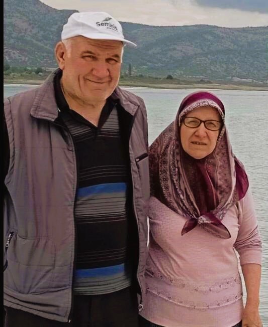 Otomobil içerisinde bulunan Musa Öztürk ve eşi Cemile Öztürk'ün (65), olay yerinde yaşamlarını yitirdiği belirlendi. 