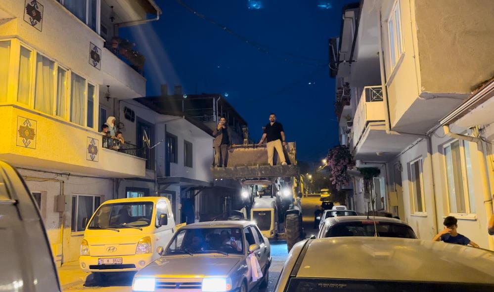 Bursa'nın İznik ilçesinde kız istemeye iş makinesi ve çekiciyle giden damat, mahalleliyi şaşkına çevirdi.