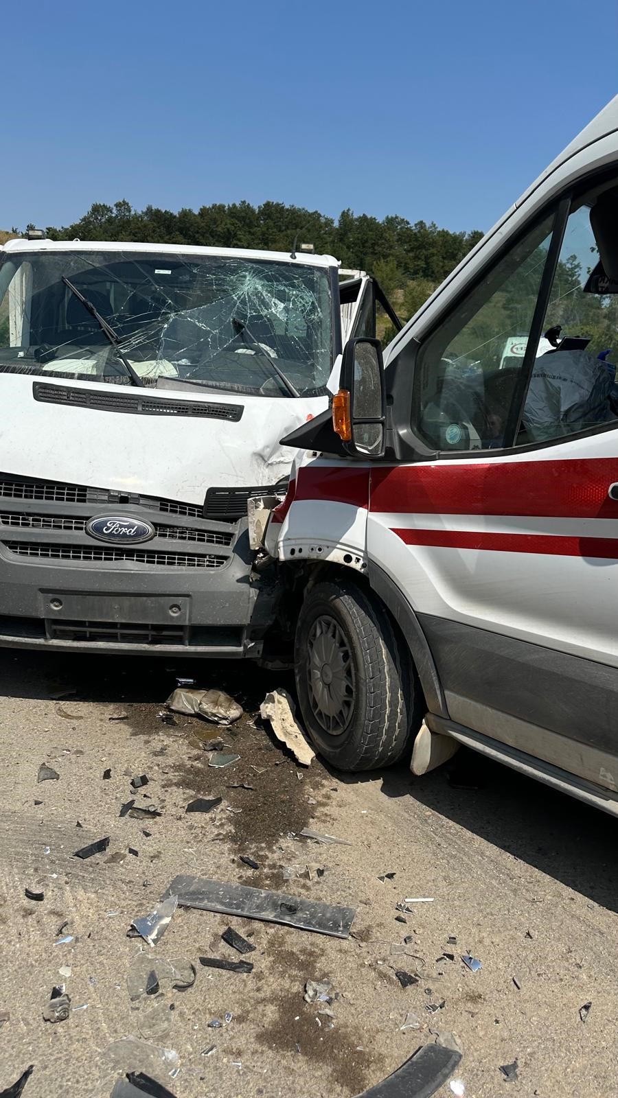 Bursa'da 2 ambulans ve kamyonet çarpıştı: 7 yaralı