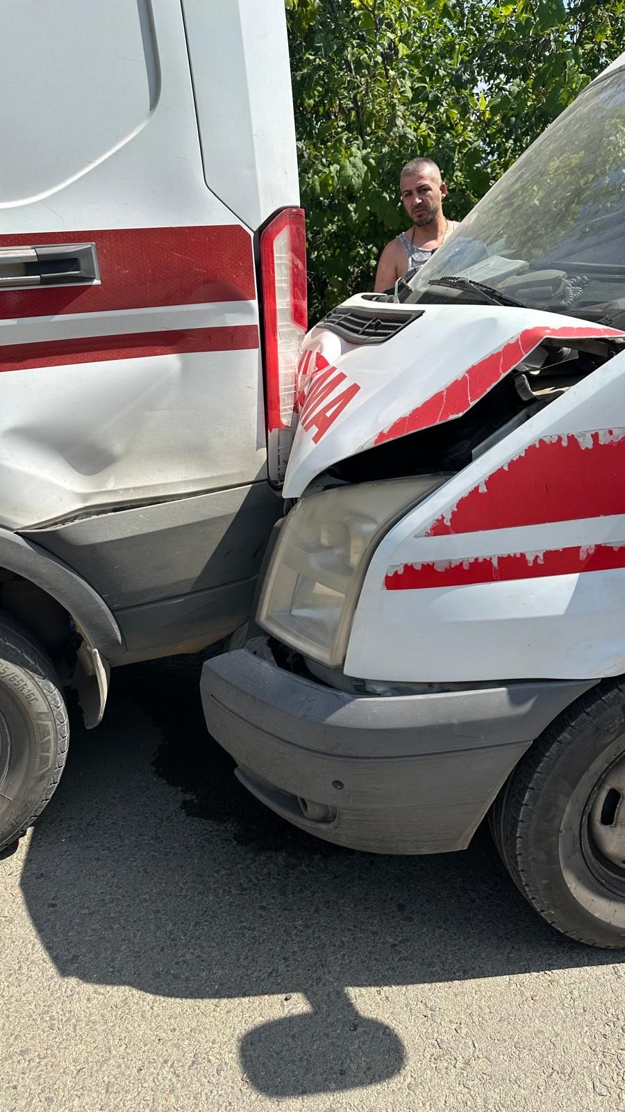 Bursa'da 2 ambulans ve kamyonet çarpıştı: 7 yaralı