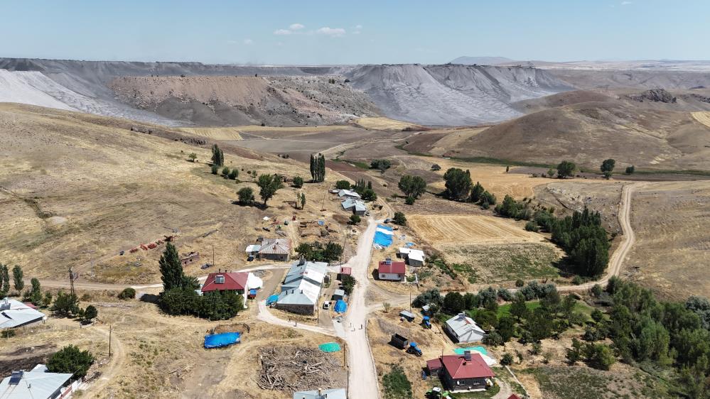 Dağ halini alan kömür tozu zehir saçıyor