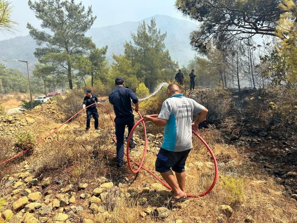 Ekiplerin yangına havadan ve karadan müdahalesi başladı.