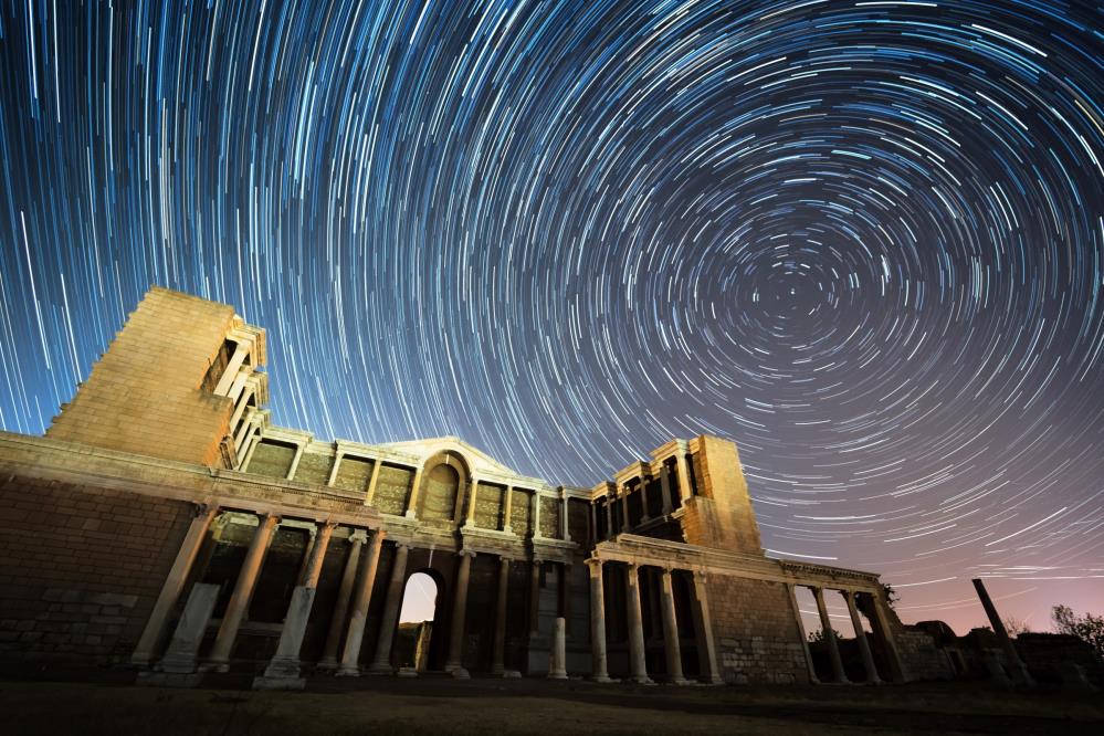 Şehrin ışıklarından uzak bir noktada bulunması nedeniyle astrofotoğraf meraklılarının da ilgisini çeken Sardes Antik Kenti'ndeki Artemis Tapınağı ve Gymnasium, samanyolu galaksisi ve perseid meteor yağmurunun buluşma noktası oldu.