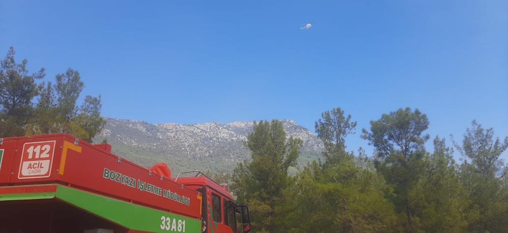 Anamur ilçesinden de takviye ekiplerin gönderildiği yangının büyümemesi için çalışmalar sürüyor.