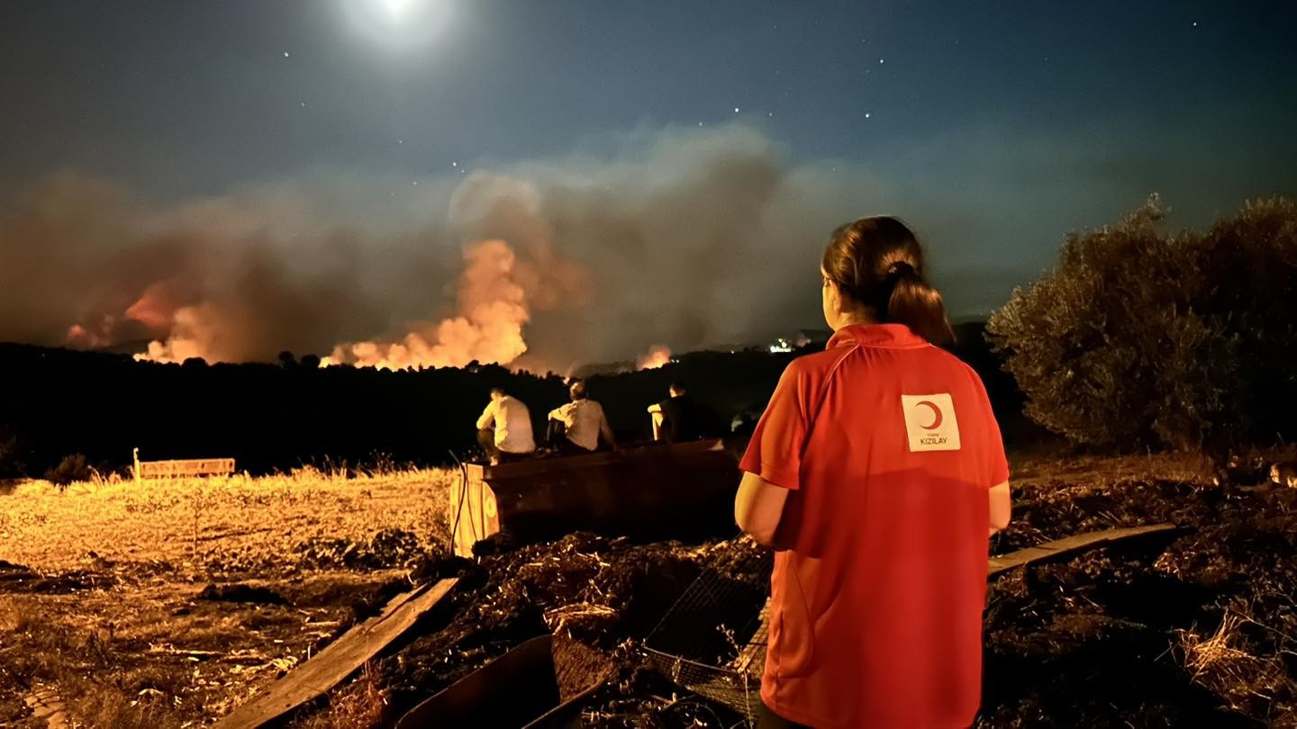 Türk Kızılay'ı ve Manisa Valisi bölgede