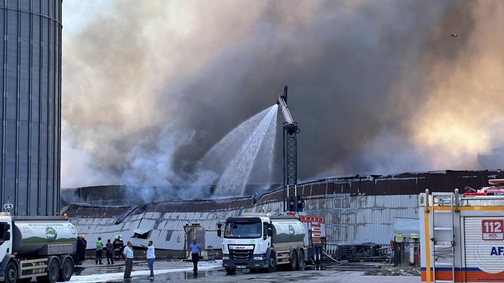 Yangına, Gaziantep Büyükşehir Belediyesi İtfaiye Daire Başkanlığı ve Organize Sanayi Bölgesi itfaiyesi müdahale ederken ilçe belediyeleri de su tankerleri ile destek veriyor.