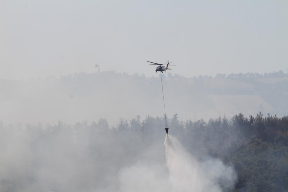 Yangına dün akşam saatleri itibariyle karadan müdahale devam ederken, havanın aydınlanmasıyla 4 helikopterle beraber havadan da desteğiyle müdahale devam ediyor. 